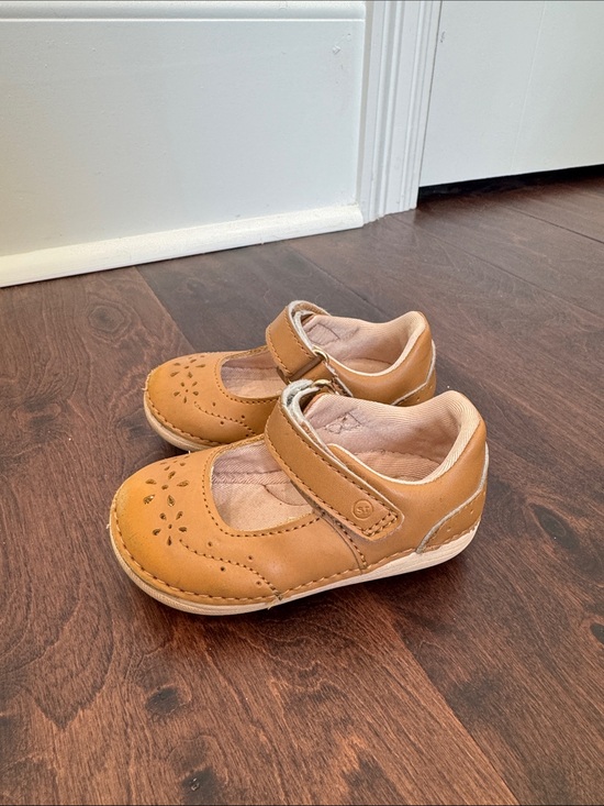 Stride Rite Other - Stride Rite Leather Baby Girls Mary Jane’s Shoes Velcro Strap, size 4 Tan